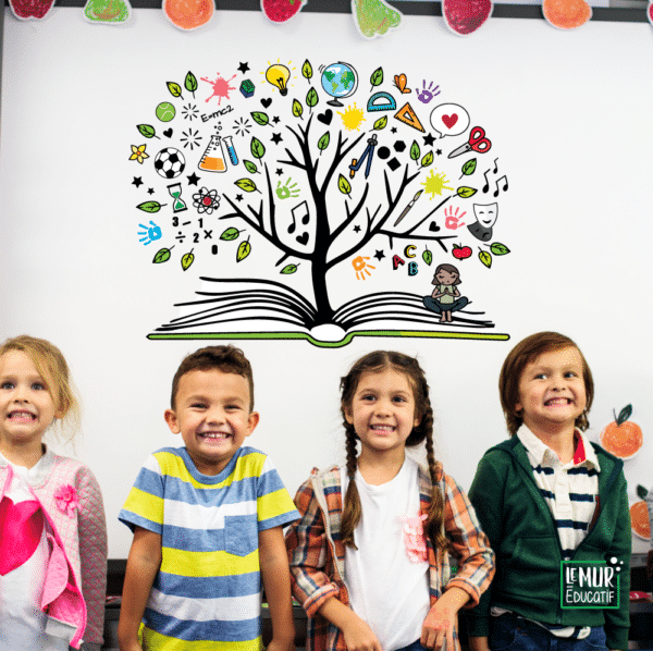 Livre ouvert sur l'arbre des talents et des connaissances