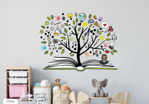 Livre ouvert sur l'arbre des talents et des connaissances – Image 3