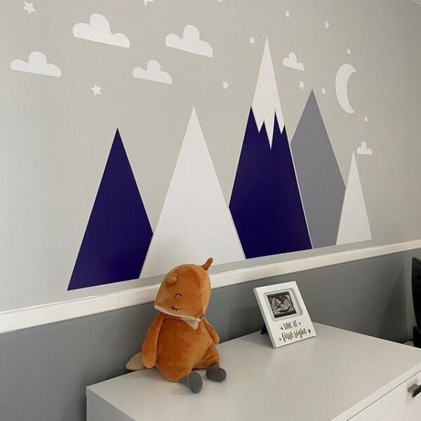 Montagnes de style scandinave avec nuages, étoiles et lune – Image 3