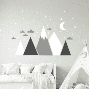 Montagnes de style scandinave avec nuages, étoiles et lune