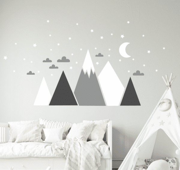 Montagnes de style scandinave avec nuages, étoiles et lune