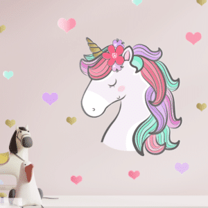 Jolie tête de licorne douce et sa couronne de fleurs et coeurs