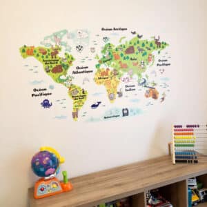 Carte du monde illustrée sur le thème des animaux,  en français, anglais ou espagnol aux couleurs vives